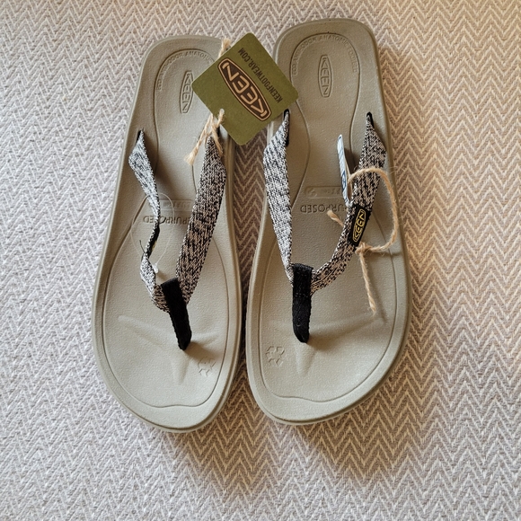 KEEN Harvest Flip Flop Black and Cream Web - Picture 3 of 7